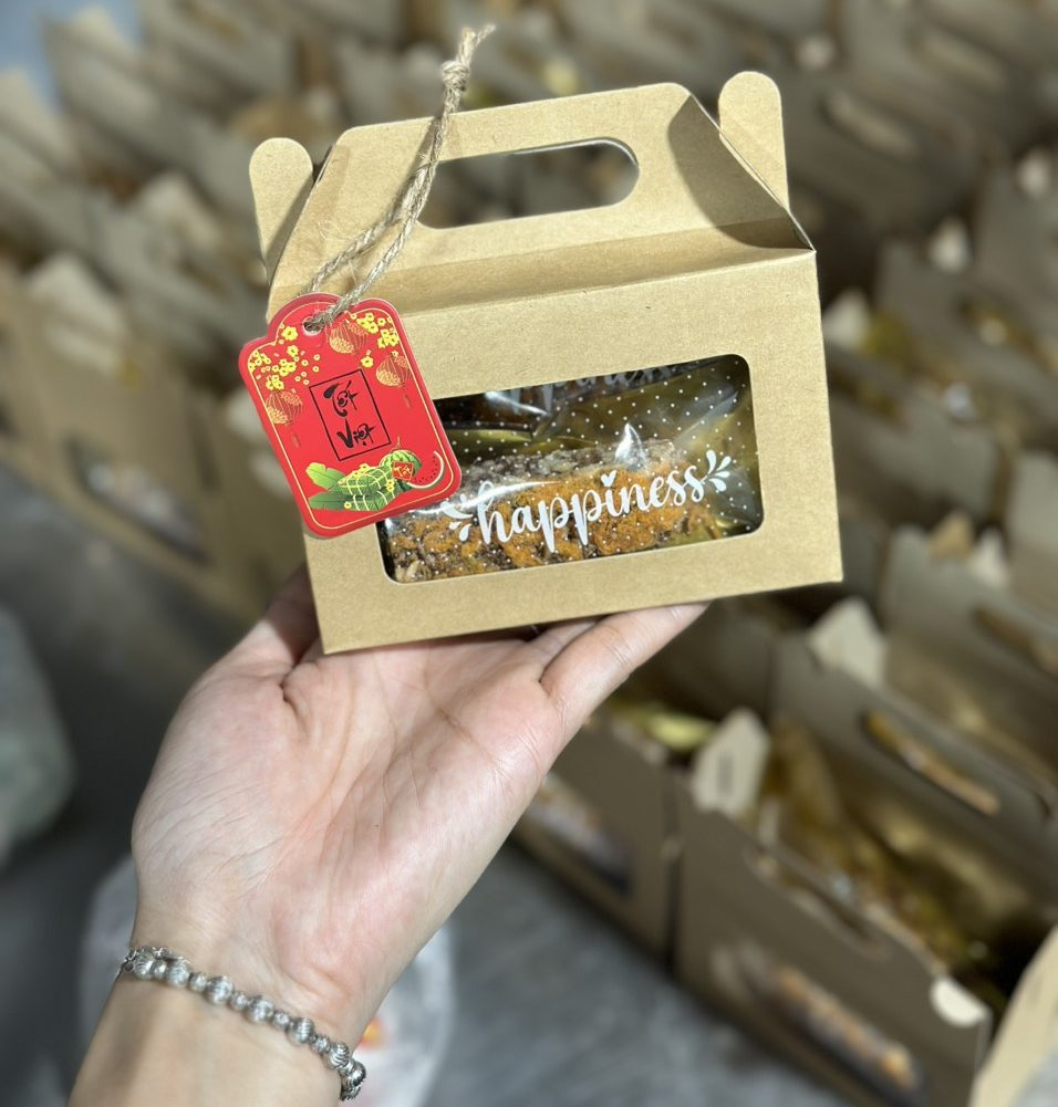 Mẫu hộp đựng bánh kẹo chất liệu chất liệu giấy kraft có mặt mica