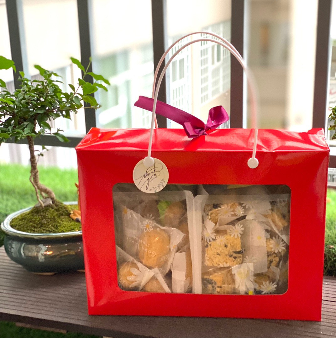 Mẫu hộp giấy đựng bánh kẹo thiết kế đơn giản nhưng tính tiện dụng cao